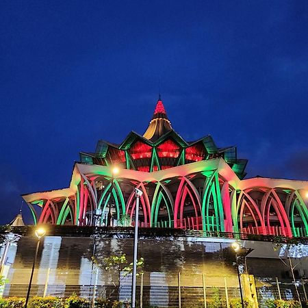 Riverbank Suites Kuching Waterfront Exterior photo