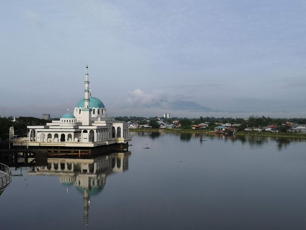 Riverbank Suites Kuching Waterfront Exterior photo