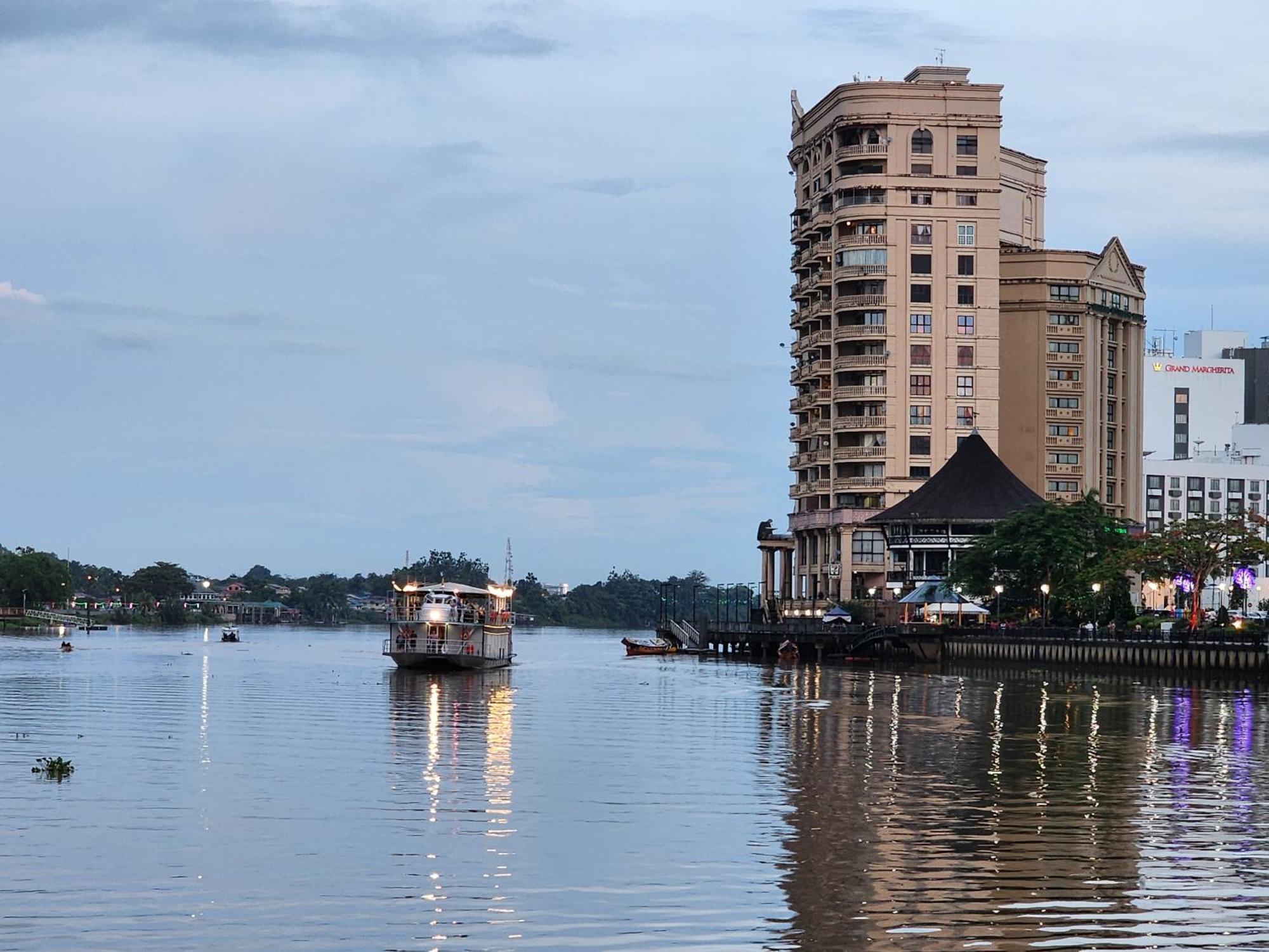 Riverbank Suites Kuching Waterfront Exterior photo